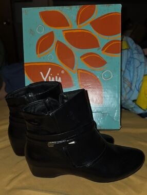 Yuu Scarlet Black Low Wedge Ankle Booties